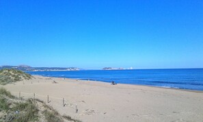 Playa en los alrededores, camastros y toallas de playa 