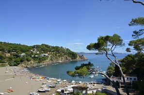 Beach nearby, sun-loungers, beach towels