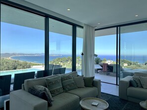 تلفزيون ذكي، مدفأة، كُتُب