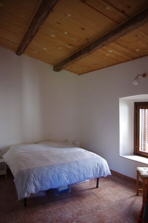 2 bedrooms, iron/ironing board, travel cot, free WiFi