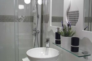 Baignoire, sèche-cheveux, bidet, serviettes fournies