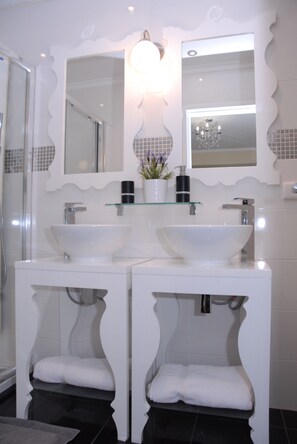 Kylpyamme, hiustenkuivaaja, bidee, pyyhkeet