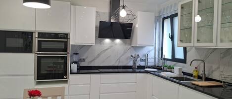 Een koelkast, een magnetron, een oven, een kookplaat