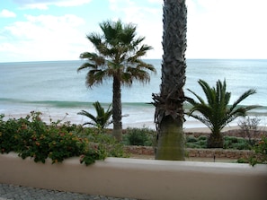 Beach nearby, sun-loungers, beach towels