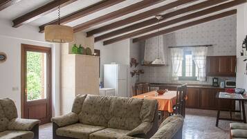 Una televisión, un reproductor de DVD, libros