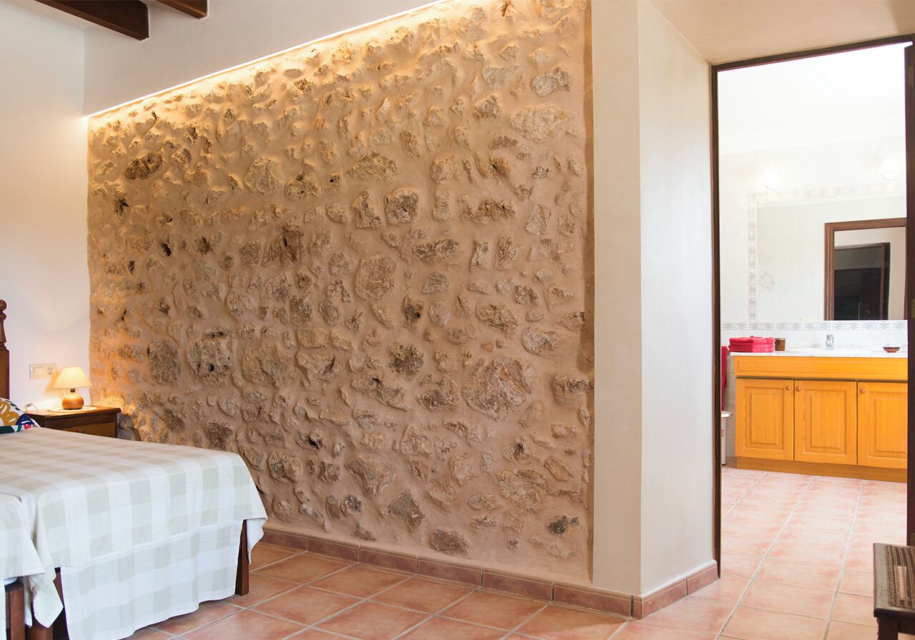 4 chambres, coffres-forts dans les chambres, fer et planche à repasser