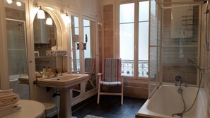 Combined shower/tub, hair dryer, bidet, towels - NEXT TO THE PARC MOCEAU,SUPERB 98sqm HAUSSMANNIAN APARTMENT WITH A 17M BALCONY (Paris)