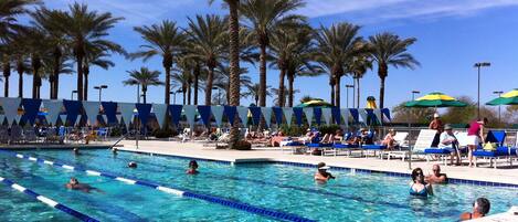 Una piscina cubierta, una piscina al aire libre