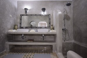 Chuveiro, produtos de toalete grátis, secador de cabelo