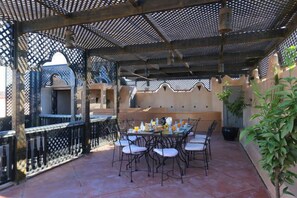 Outdoor dining - Private RIAD with heated pool, Jacuzzi and hotel service. 5 suites (Marrakech)