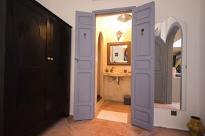 تجهيزات دش، مستلزمات مجانية للعناية الشخصية، مجففات شعر، مناشف