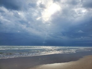 A beach with waves and a cloudy sky. - Casa Campeche-Sleeps 8/ Pool /4 min walk to Beach (South Padre Island)