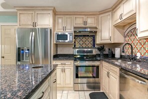 Microondas, horno, parrilla de estufa y lavavajillas 