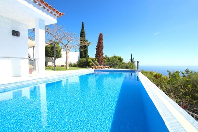 Luxurious Chalet for 6 people, Wifi, private heated pool, at 8 min to the beach