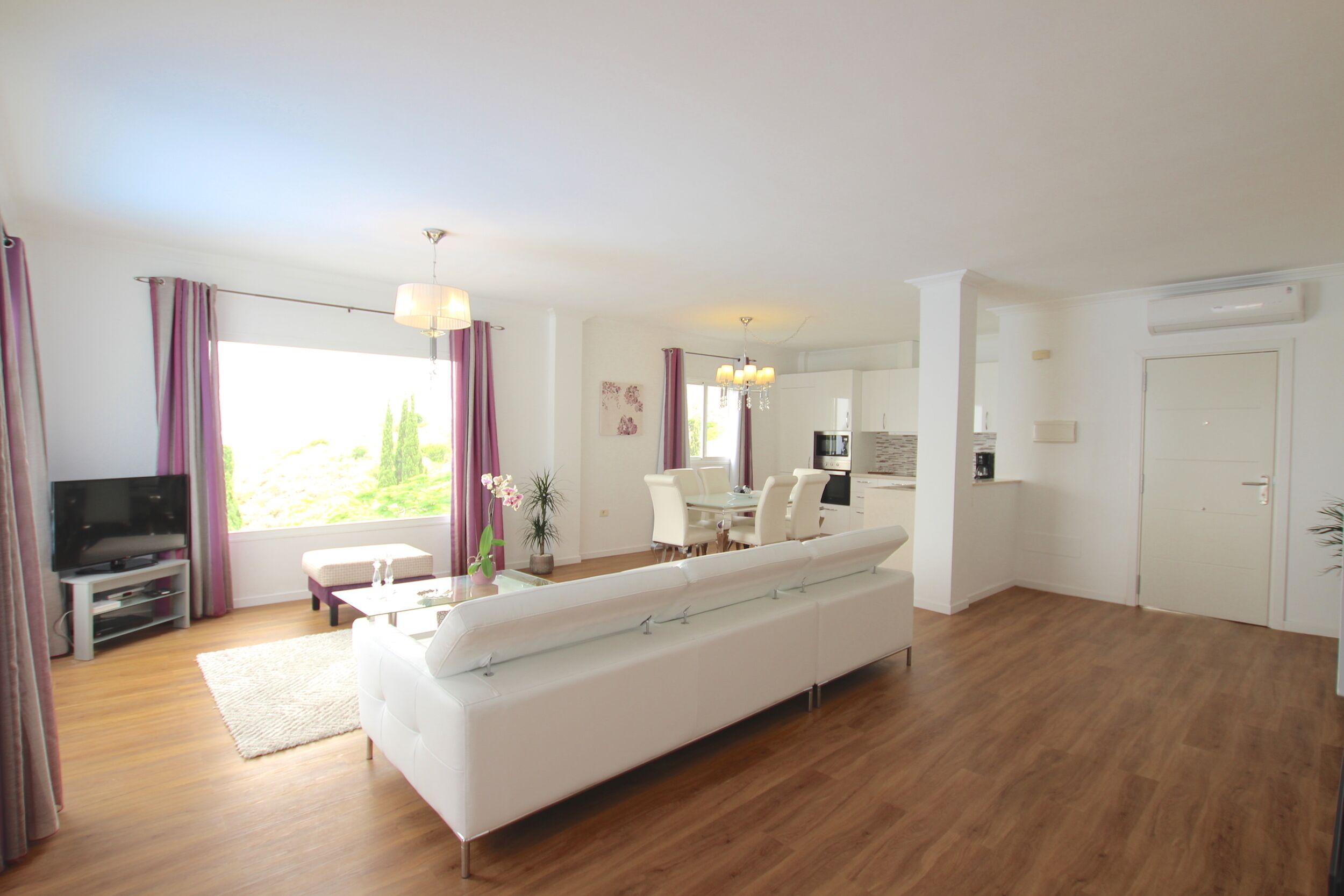 TV connectée, cheminée, lecteur de DVD, table de tennis de table