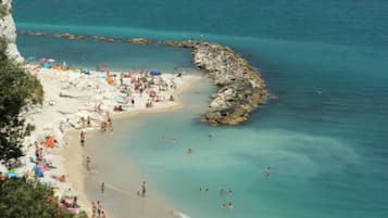 Una spiaggia nelle vicinanze