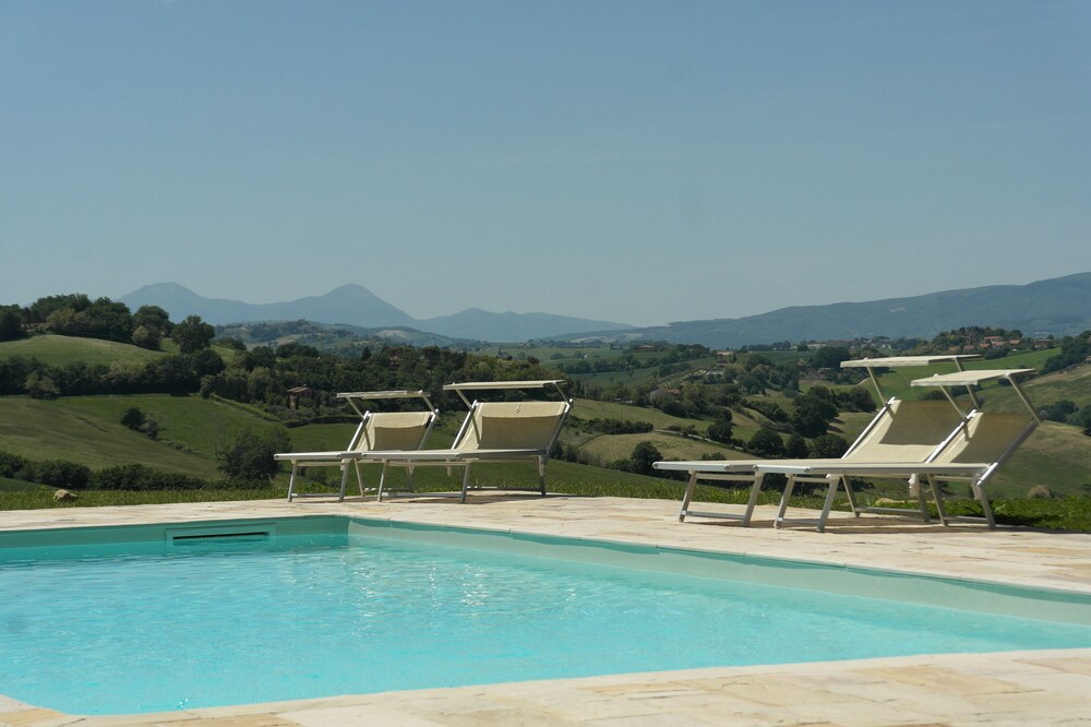 Appartamento di lusso con piscina in posizione da sogno in riva al mare, con vista mozzafiato