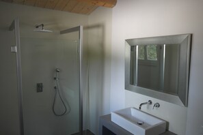 Douche, séchoir à cheveux, serviettes fournies