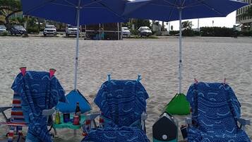 Chaises longues, serviettes de plage