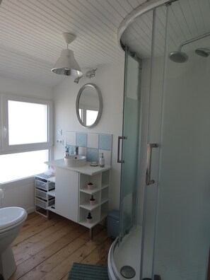 Een douche, een haardroger, zeep
