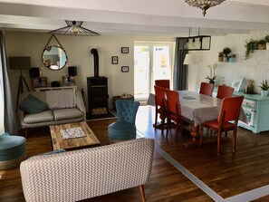 Flatscreentelevisie, een open haard, tafelvoetbal en boeken