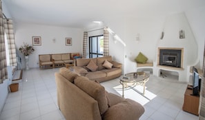 TV, fireplace - Carosim Quiet location, close to beach, private pool (Carvoeiro)