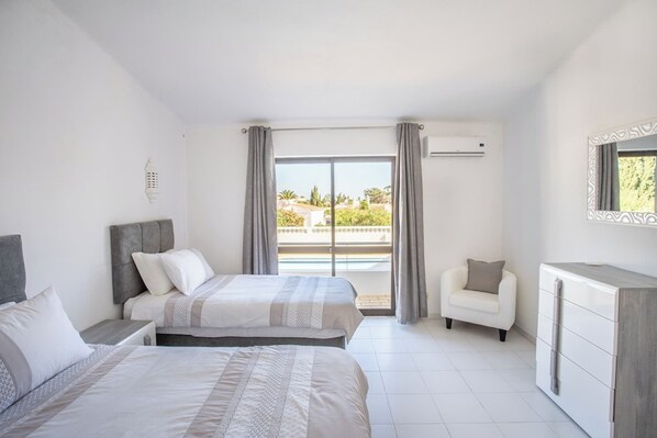 3 slaapkamers, een strijkplank/strijkijzer, gratis wifi, beddengoed