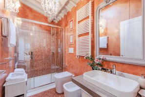 Dusche, Haartrockner, Bademäntel, Bidet