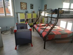 2 chambres, fer et planche à repasser, Wi-Fi, draps fournis