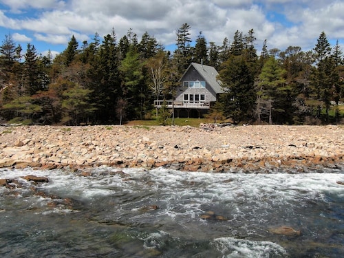 PRIVATE OCEANFRONT GETAWAY - LARGE DECK, STUNNING VIEWS, JUST STEPS TO THE OCEAN
