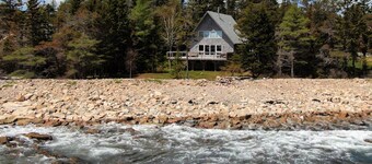 PRIVATE OCEANFRONT GETAWAY - LARGE DECK, STUNNING VIEWS, JUST STEPS TO THE OCEAN