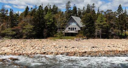 PRIVATE OCEANFRONT GETAWAY - LARGE DECK, STUNNING VIEWS, JUST STEPS TO THE OCEAN