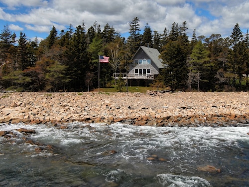 PRIVATE OCEANFRONT RETREAT - LARGE DECK, PANORAMIC VIEWS, MINUTES FROM ACADIA