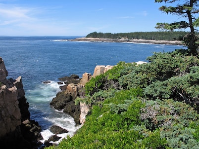 PRIVATE OCEANFRONT RETREAT - LARGE DECK, PANORAMIC VIEWS, MINUTES FROM ACADIA