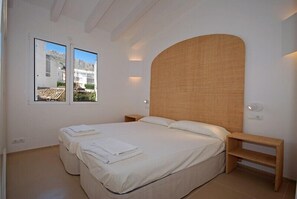 3 bedrooms, in-room safe, iron/ironing board, travel crib