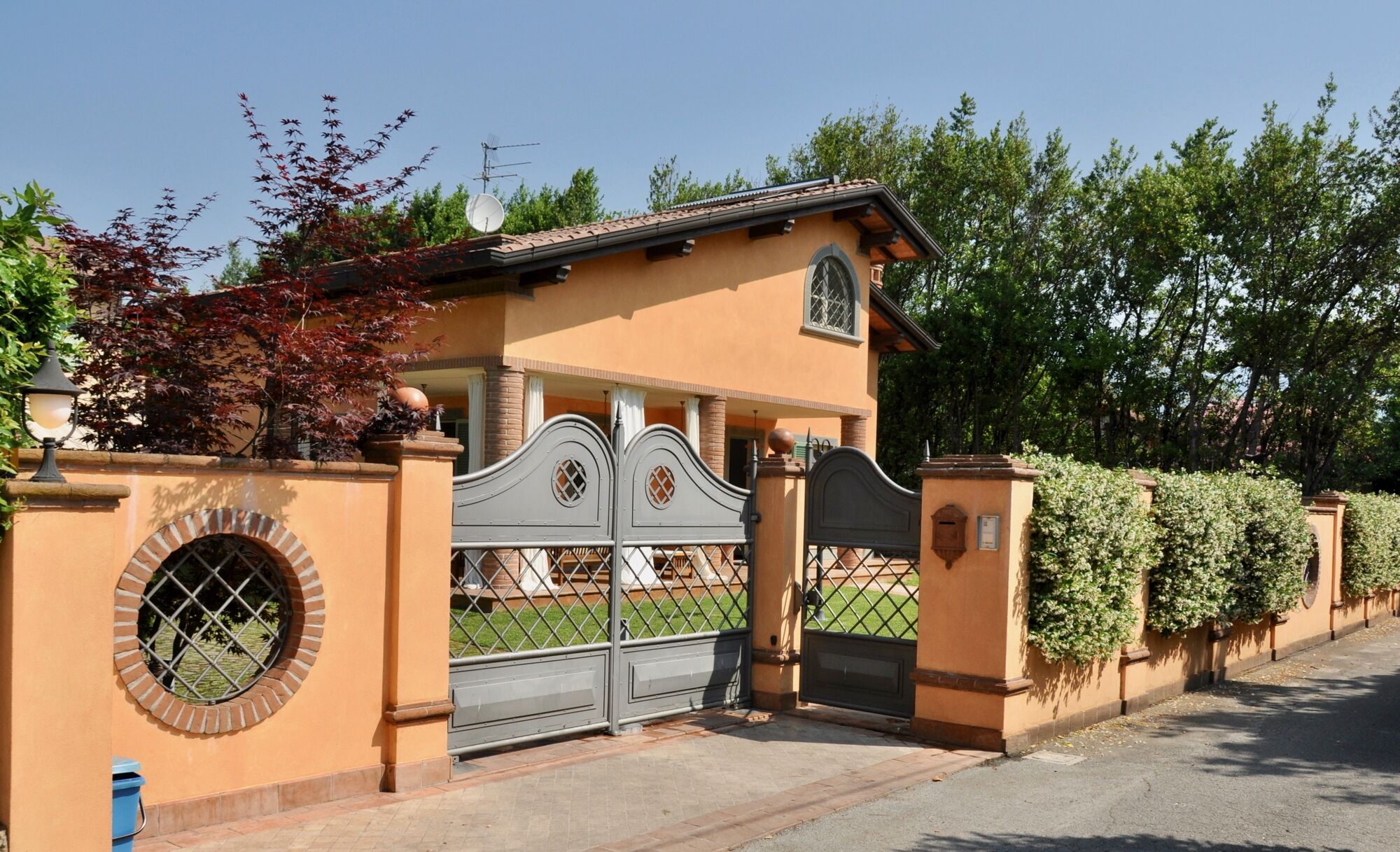 Villa in Forte dei Marmi with hot tub in the garden, gym, sauna, wifi