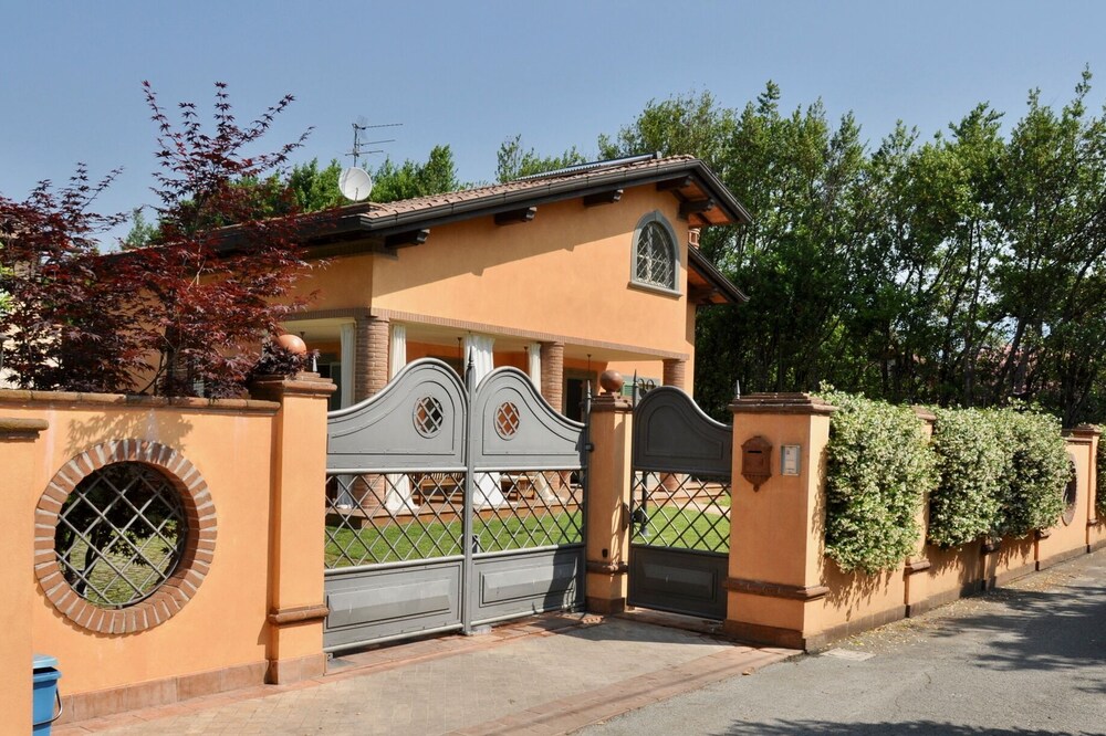 Villa in Forte dei Marmi with hot tub in the garden, gym, sauna, wifi