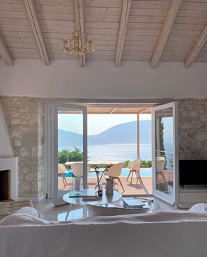 2 bedrooms, in-room safe, iron/ironing board, travel cot - GREEN VILLA Luxurious Stone Villa With Private Pool And Panoramic Sea View! (CHMJ+9CG Evreti, Greece)