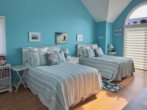 3 makuuhuonetta, työpöytä, silitysrauta/-lauta, vauvan matkasänky