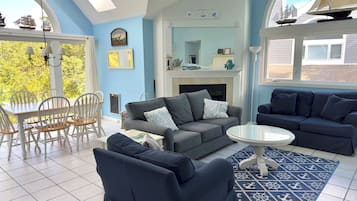 Smart TV, videogiochi, lettore DVD, libri