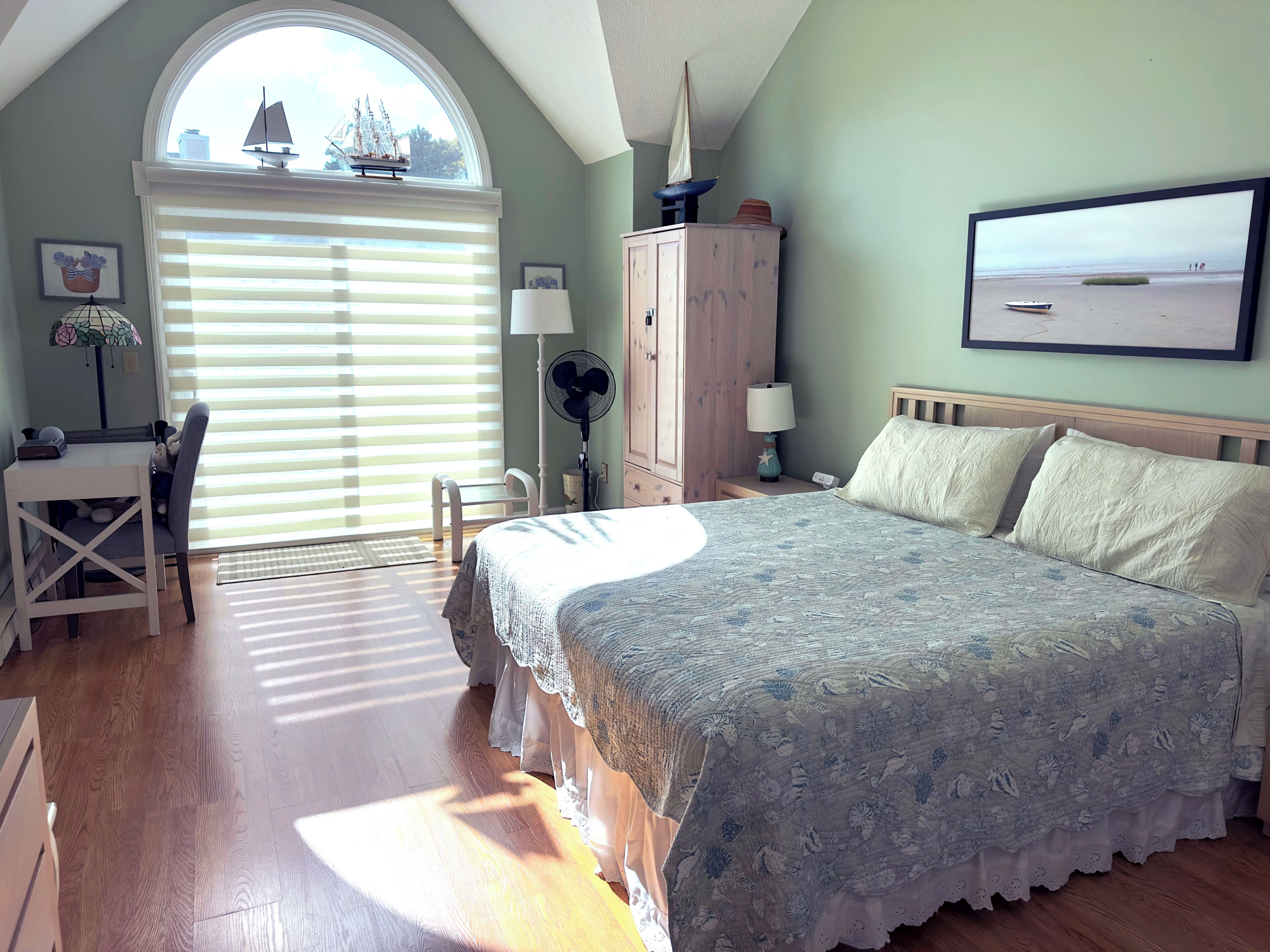 3 bedrooms, desk, iron/ironing board, travel crib