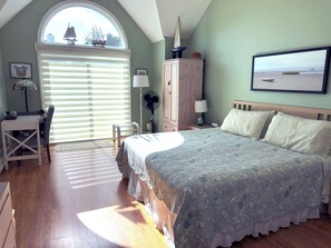 3 bedrooms, desk, iron/ironing board, travel crib