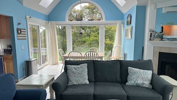 Smart-tv, tv-spel, dvd-spelare och böcker