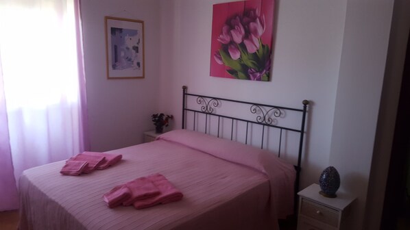 2 habitaciones, tabla de planchar con plancha y ropa de cama 