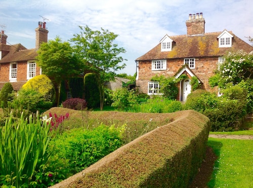 🎉 SPECIAL OFFER FOR END OF AUGUST 🎉 Listed 17th Century Cottage in Kent Village