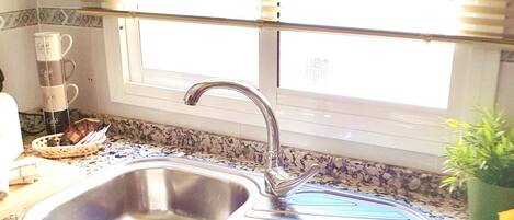 Frigorifero, microonde, forno, macchina per tè/caffè