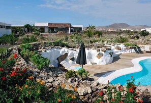 Outdoor pool, a heated pool - VILLA LA LAGUNA-450 m²-Heated swimming pool-Natural park view-Wifi-12 px (La Oliva)