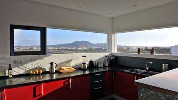 Een koelkast, een magnetron, een oven, een kookplaat