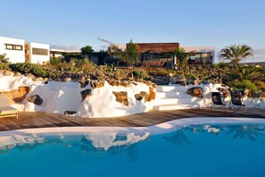 Outdoor pool, a heated pool - VILLA LA LAGUNA-450 m²-Heated swimming pool-Natural park view-Wifi-12 px (La Oliva)