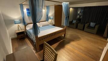 5 slaapkamers, een kluis op de kamer, een bureau, geluiddichte muren